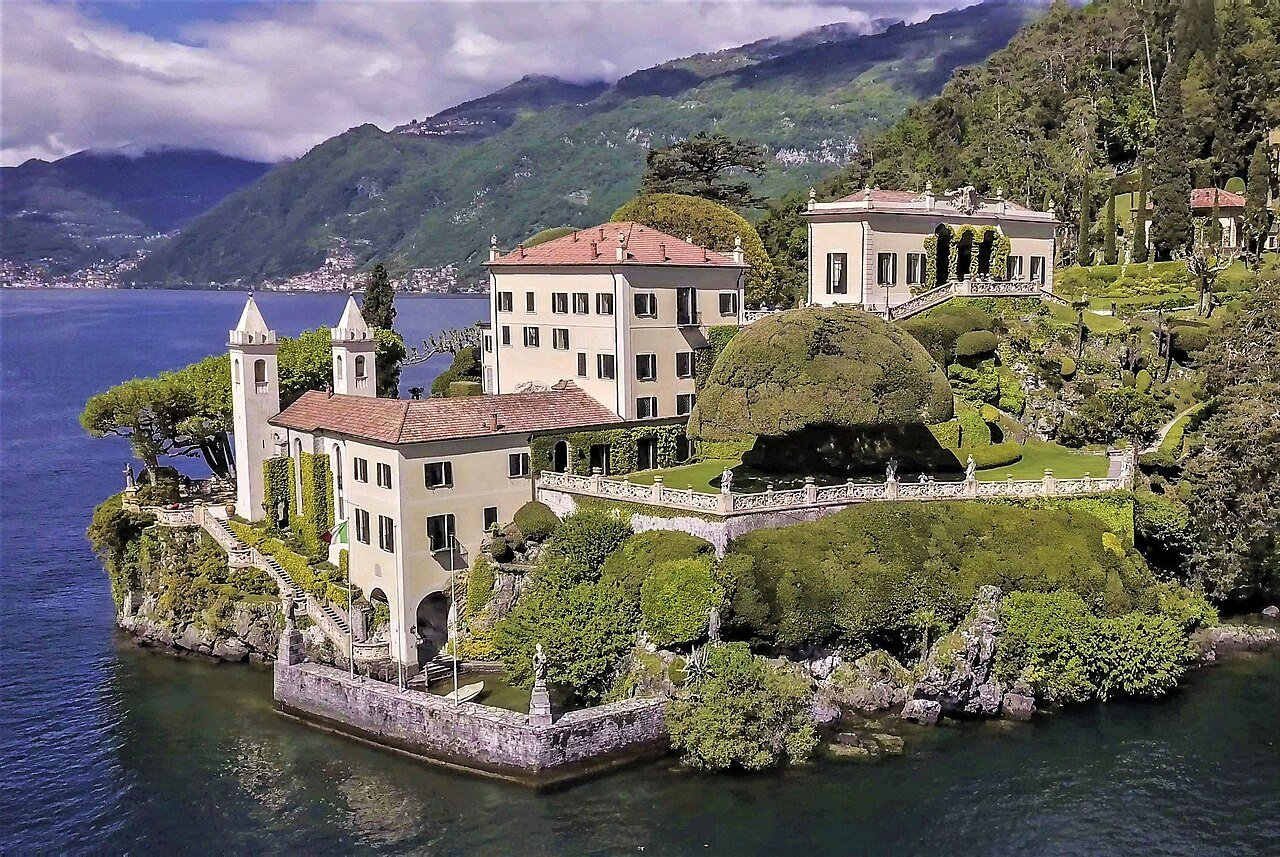 Villa del Balbianello sul Lago di Como vista dall’acqua